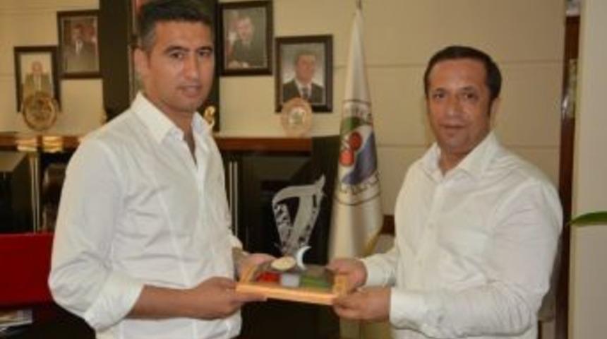 Başkan G&aacute;bor&rsquo;dan Toltar&rsquo;a Teşekk&uuml;r Plaketi