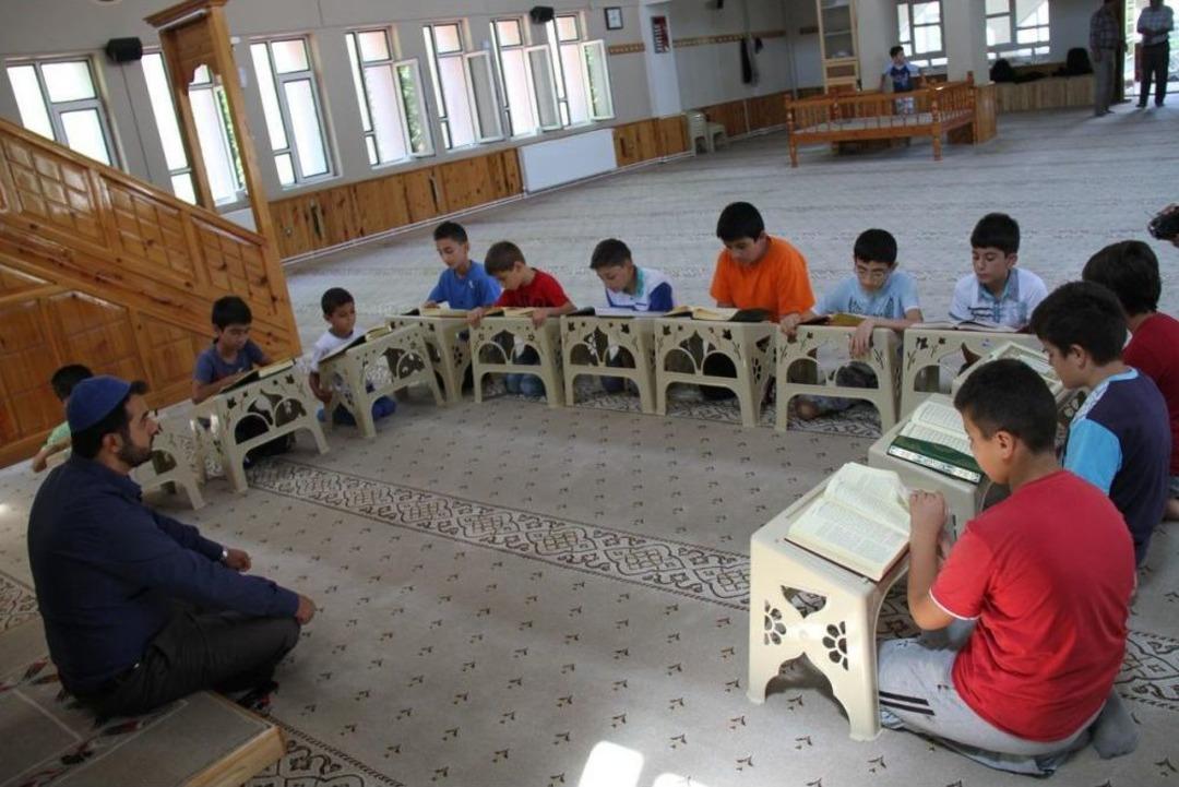 Kur'an Kursu &Ouml;ğrencilerine Dondurma Ikramı