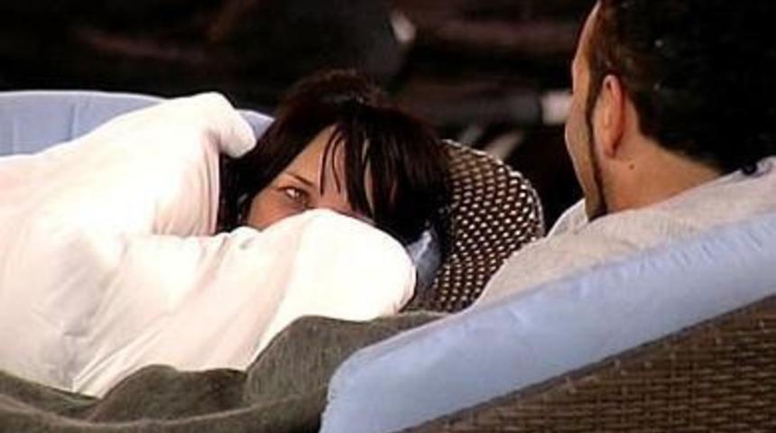 Kameraların &ouml;n&uuml;nde aşk yaşadılar