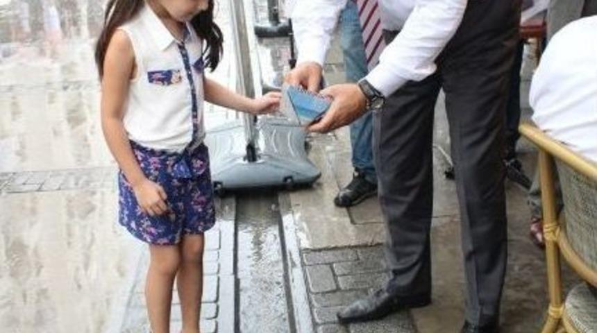 Oktay Vural İzmir Sokaklarında Gemi Y&uuml;zd&uuml;rd&uuml;