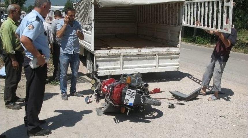 Motosiklet İle Otomobil &Ccedil;arpıştı: 1 Yaralı