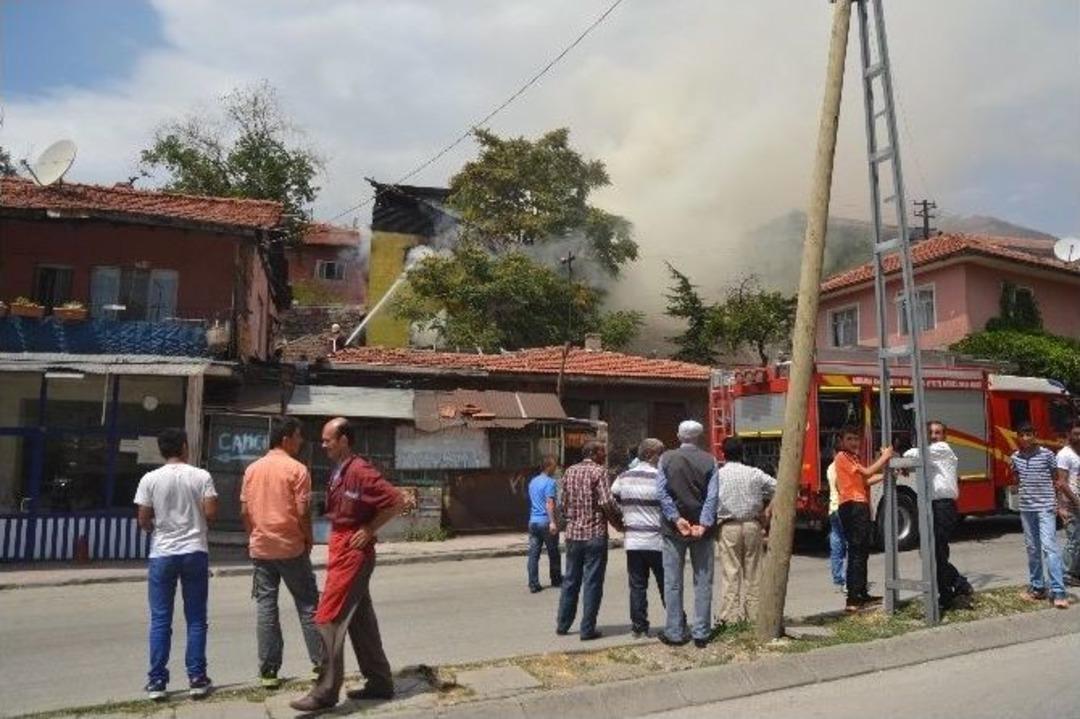 Boş Binada &Ccedil;ıkan Yangın Korkuttu
