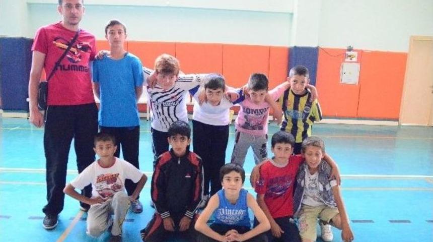 Aziziye&rsquo;de Yaz Hentbol Kursları Devam Ediyor