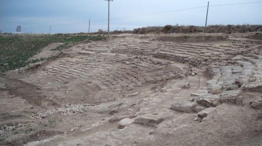 Magarsus Antik Kentindeki Amfi Tiyatro G&uuml;n Y&uuml;z&uuml;n&uuml; &Ccedil;ıkıyor