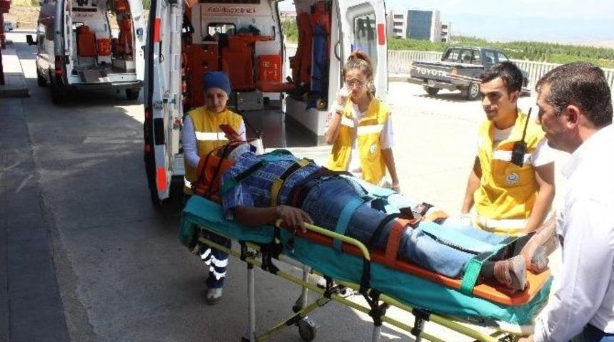 Karşıdan Karşıya Ge&ccedil;mek İsterken Otomobil &Ccedil;arptı