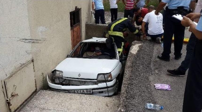 Otomobil Okul Bah&ccedil;esine U&ccedil;tu: 2 Yaralı