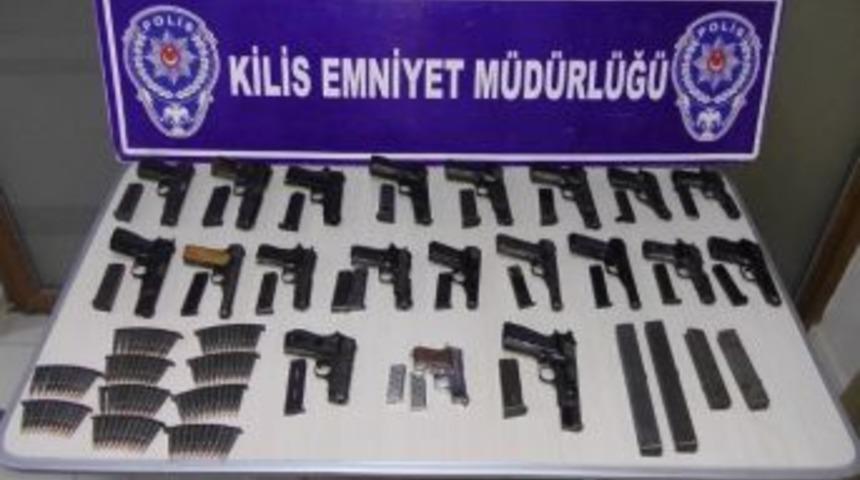 Kilis&rsquo;te 20 Adet Ruhsatsız Tabanca, 26 Adet Şarj&ouml;r Ve 100 Adet Kalaşnikof Mermisi Ele Ge&ccedil;irildi