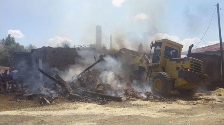 Sorgun&rsquo;da &Ccedil;ıkan Yangında Bir Ev Tamamen Yandı