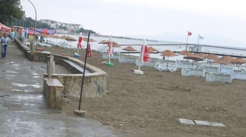 Şarköy'de Yağan Yağmur Plajları Boşalttı