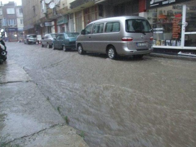 Şarköy'de Yağan Yağmur Plajları Boşalttı