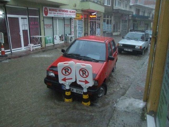 Şarköy'de Yağan Yağmur Plajları Boşalttı