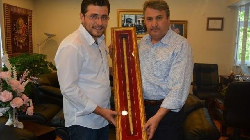 Başkan &Ccedil;er&ccedil;i'ye Anlamlı Hediye