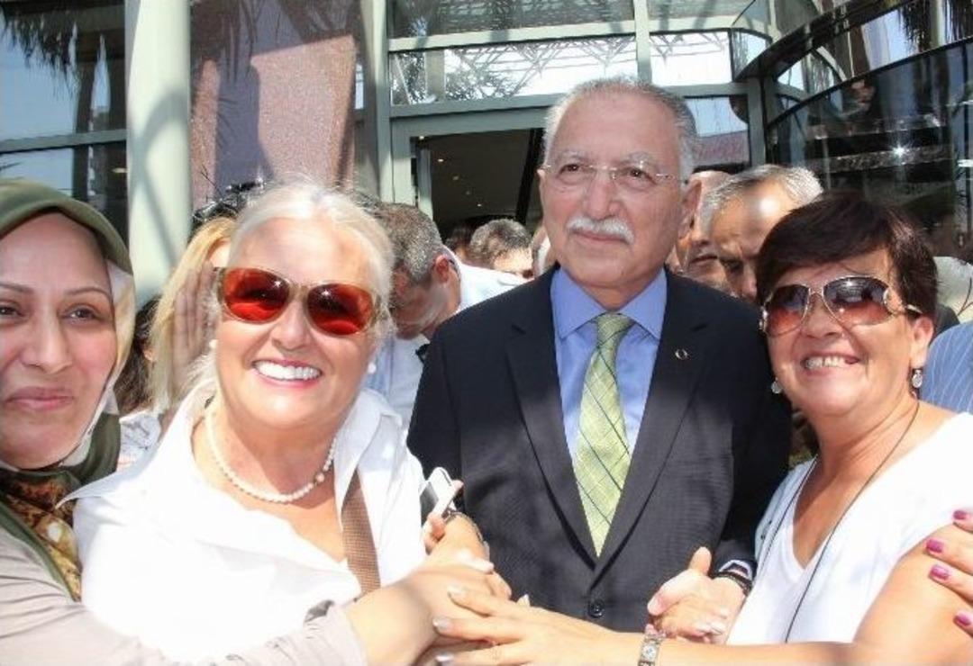 İhsanoğlu, 10 Yaşındaki Emine&rsquo;nin 30 Liralık Bağışını Kabul Etmedi