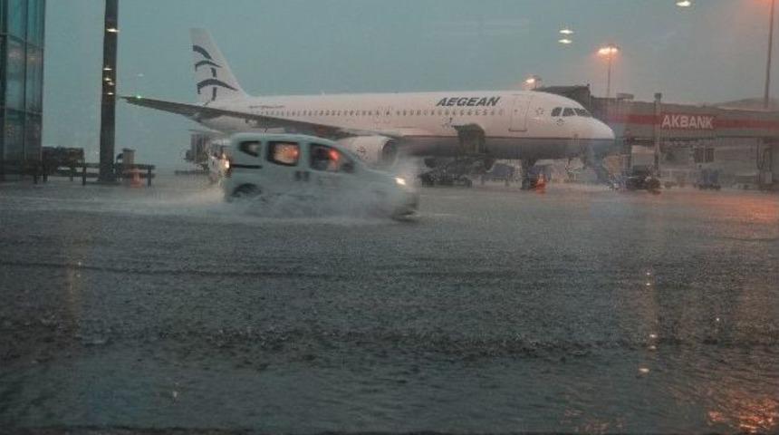 Yağmur Hava Trafiğini Olumsuz Etkiledi