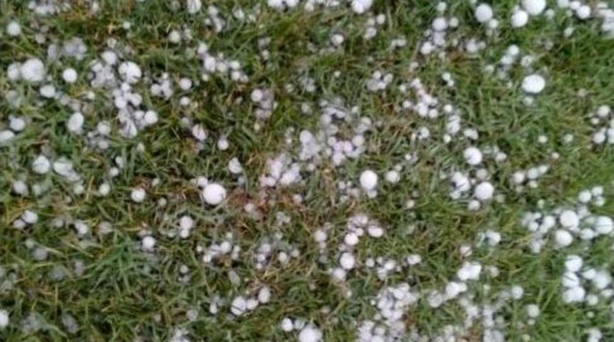 Tavşanlı&rsquo;ya Ceviz B&uuml;y&uuml;kl&uuml;ğ&uuml;nde Dolu Yağdı