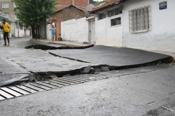İzmir’de Yollar Yağmura Dayanamadı G1