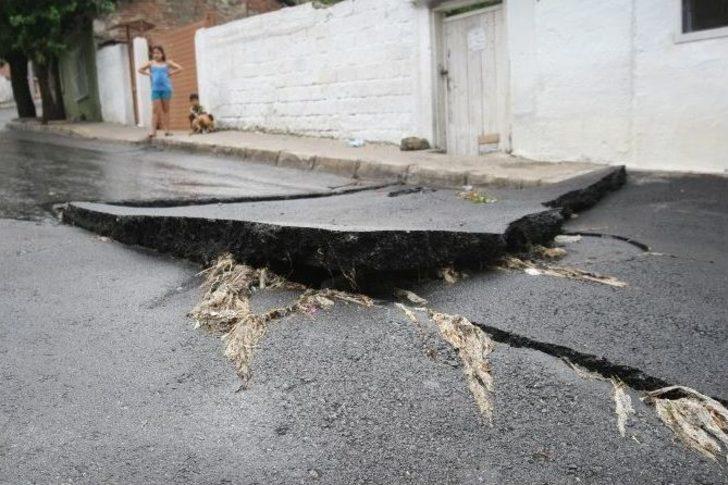 İzmir’de Yollar Yağmura Dayanamadı G2