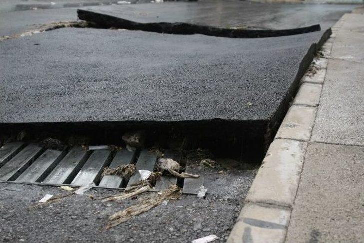 İzmir’de Yollar Yağmura Dayanamadı G5