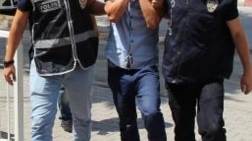 Adliyeye Götürülen Hırsız Yüzünü Kapattı