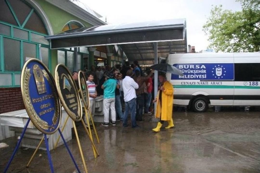 Silahıyla İntihar Eden &Uuml;nl&uuml; M&uuml;teahhidin Cenazesine Yağmur Engeli