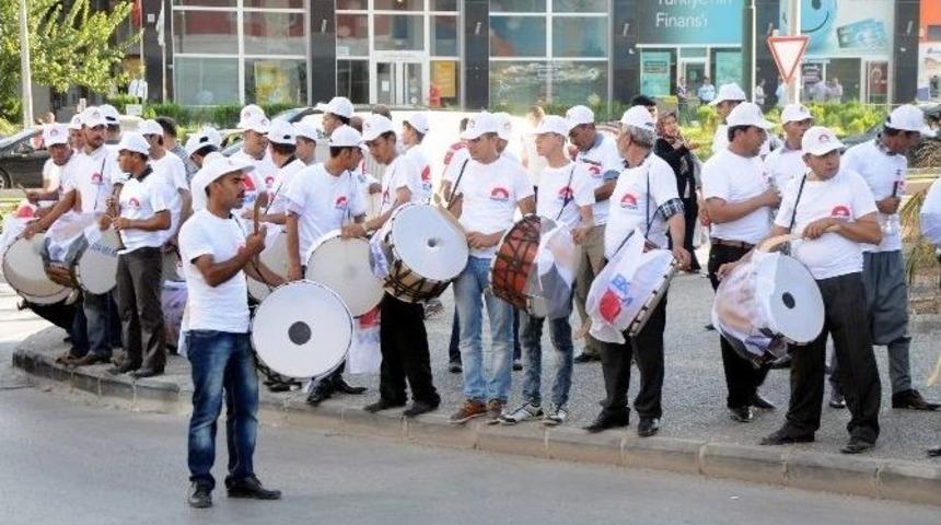 Başbakan Erdoğan&rsquo;a 300 Kişilik Davul Zurnalı Karşılama