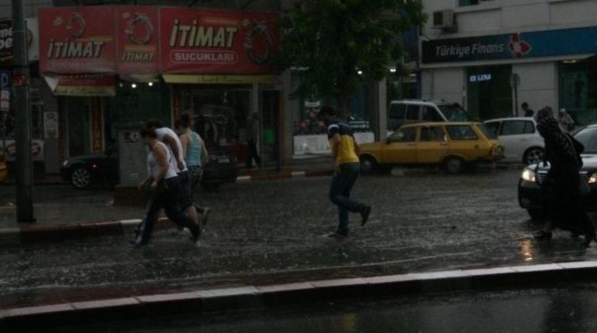 Afyonkarahisar&rsquo;da Aniden Bastıran Yoğun Yağmur Hayatı Olumsuz Etkiledi