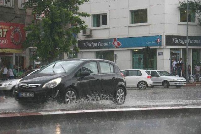 Afyonkarahisar’da Aniden Bastıran Yoğun Yağmur Hayatı Olumsuz Etkiledi