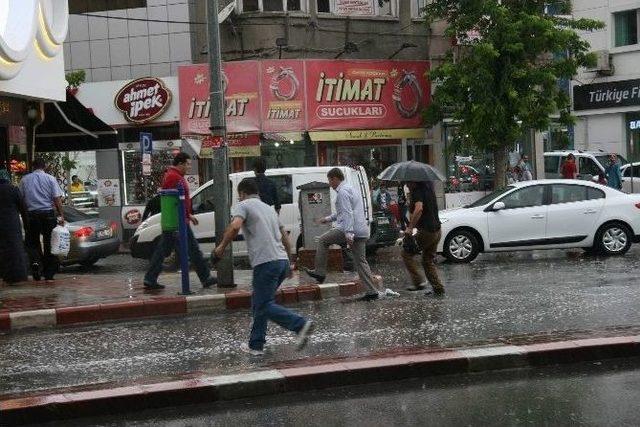 Afyonkarahisar’da Aniden Bastıran Yoğun Yağmur Hayatı Olumsuz Etkiledi