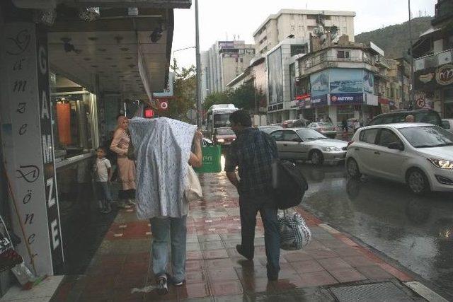 Afyonkarahisar’da Aniden Bastıran Yoğun Yağmur Hayatı Olumsuz Etkiledi