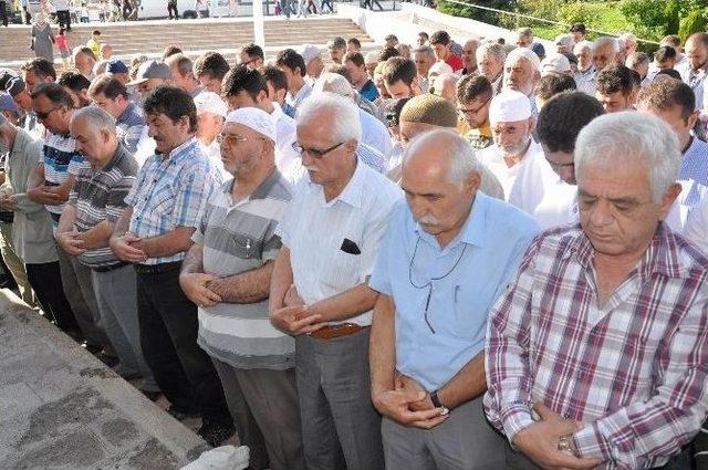 Gazze’de Ölenler İçin Gıyabi Cenaze Namazı