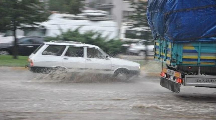 Mesai &Ccedil;ıkışı Bastıran Sağanak Yağış Uşak&rsquo;ı Fel&ccedil; Etti