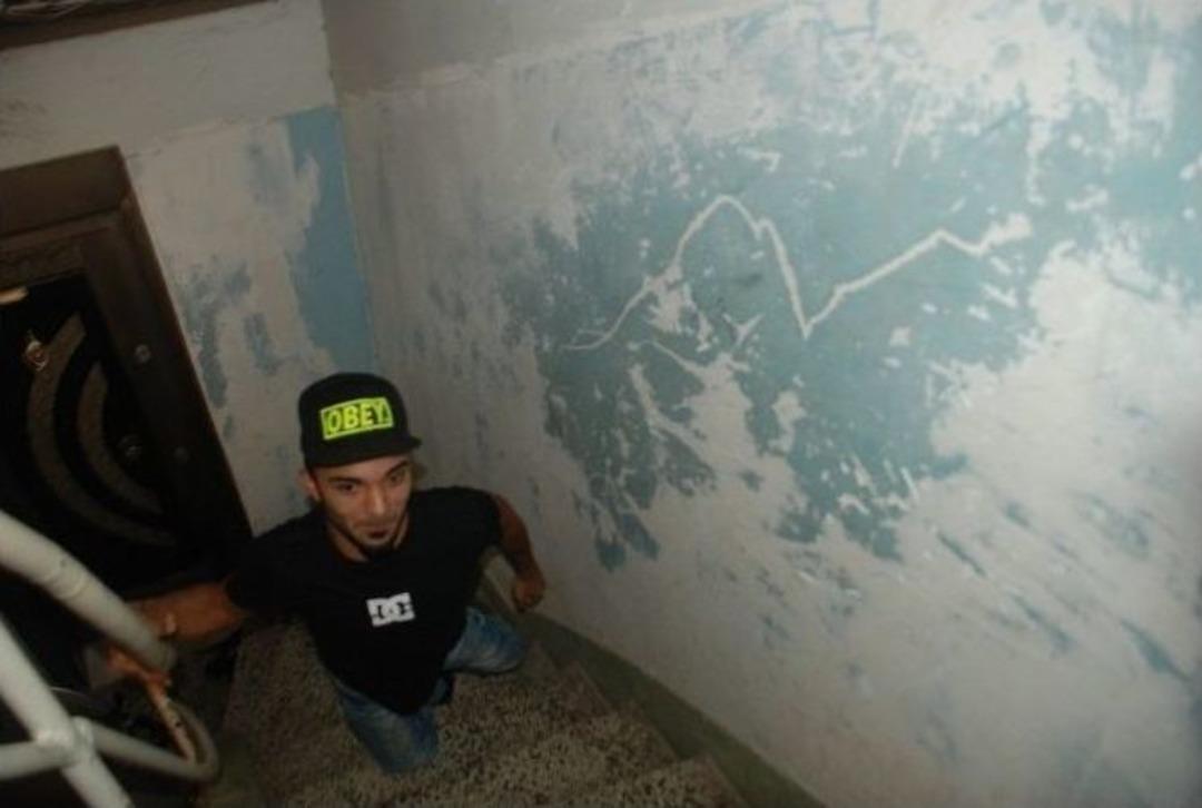 Bedensel Engelli Gen&ccedil; Suriyeli Engelliye Tekerlekli Sandalye Hediye Etti