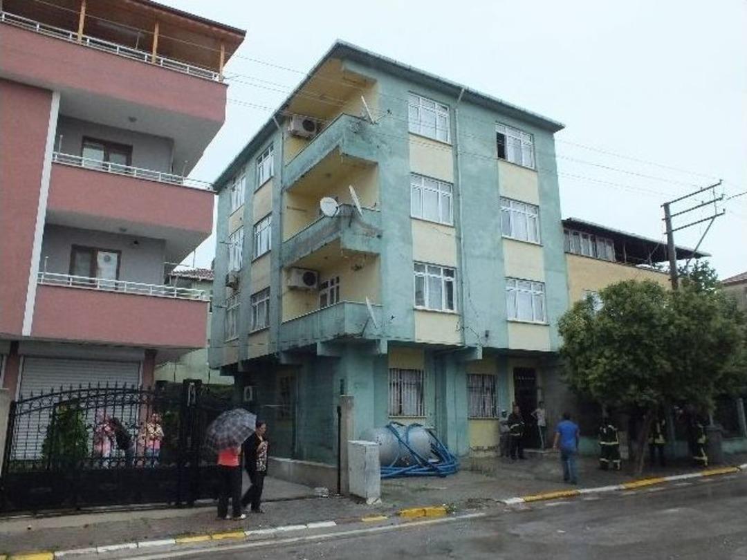 K&ouml;rfez'de 3 Katlı Binaya Yıldırım D&uuml;şt&uuml;