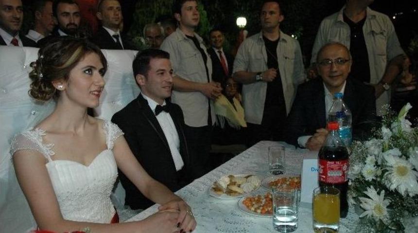 D&uuml;ğ&uuml;nde Gelinin Esprisi Şok Etti