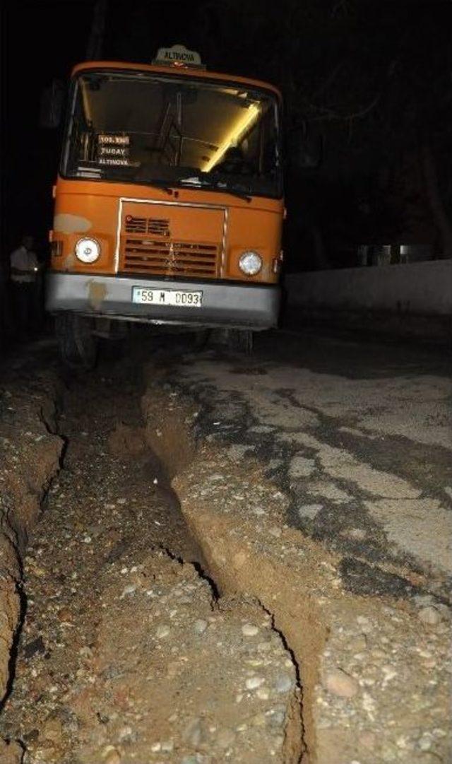 Tekirdağ’yol Çöktü Minibüs Yola Saplandı