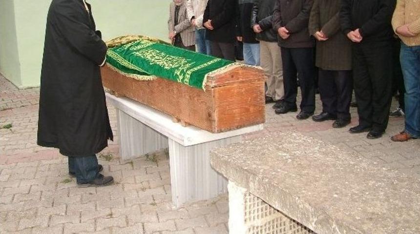 Tabuttan Cenaze &Ccedil;ıkmayınca Cemaat Şok Oldu