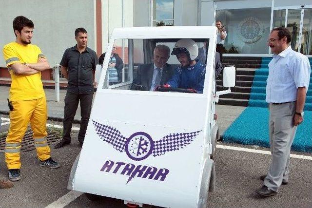 Rektör Koçak, Elektrikli Otomobilin Test Sürüşünü Yaptı