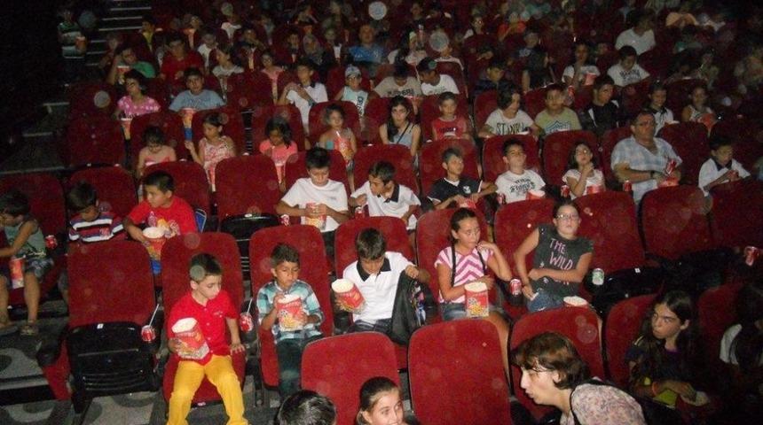 Risk Altındaki &Ccedil;ocuklar Polis Memurlarıyla Sinemaya Gitti