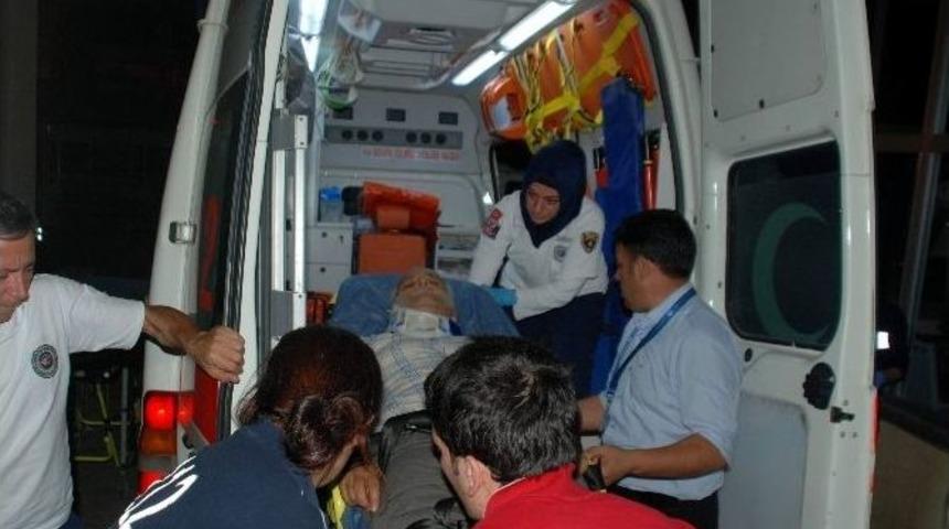 Kahta&rsquo;da İki Otomobil &Ccedil;arpıştı: 2 Yaralı