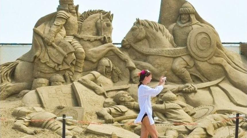 Kumdan İmparatorlar B&uuml;y&uuml;l&uuml;yor