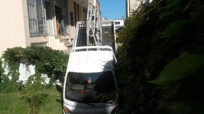 Freni Boşalan Kamyonet Apartmanın Bah&ccedil;esine U&ccedil;tu
