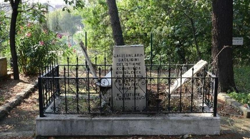 Kadık&ouml;y&rsquo;de Atat&uuml;rk B&uuml;st&uuml;ne Saldırı