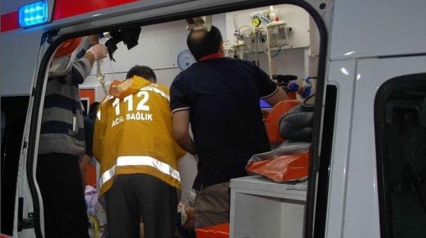 T&uuml;p Y&uuml;kl&uuml; Kamyonetin Otomobille &Ccedil;arpışması Sonucu Yaralanan 8 Kişi Taburcu Edildi