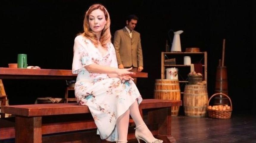 Nil&uuml;fer&rsquo;den Tiyatroya Dev Destek