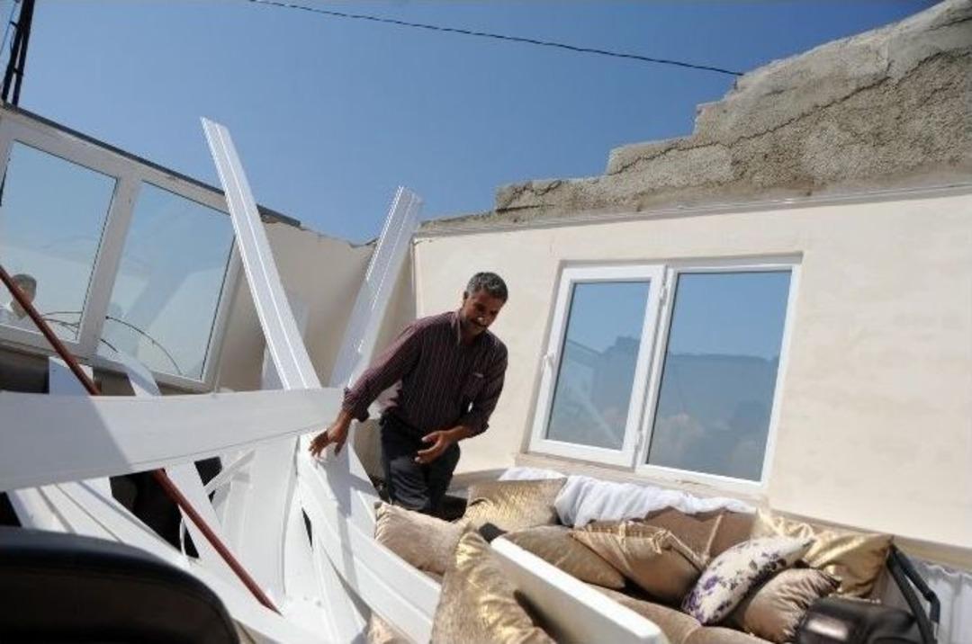 Antalya&rsquo;da Hortum Bir Evi Yıktı