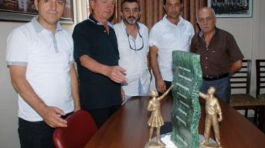 &Ouml;len 15 Kişinin Anısına Heykel