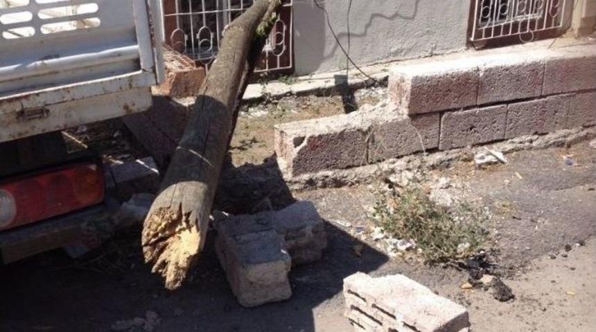 Teelfon Direği Evin &Uuml;zerine Devrildi