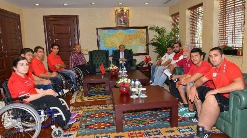 Vali B&uuml;y&uuml;k, Tekerlekli Sandalye Basketbol Gen&ccedil; Milli Takımını Kabul Etti