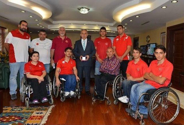 Vali Büyük, Tekerlekli Sandalye Basketbol Genç Milli Takımını Kabul Etti