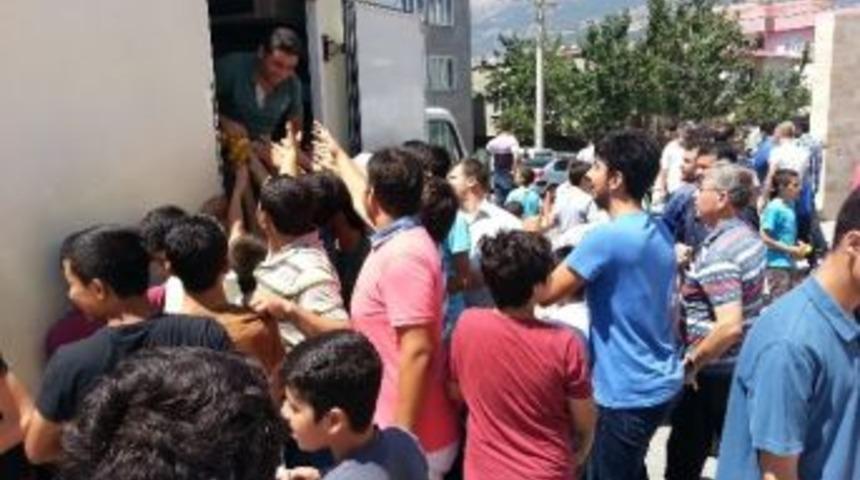 &Ccedil;ocuklar Cami &Ccedil;ıkışı Bayram Etti